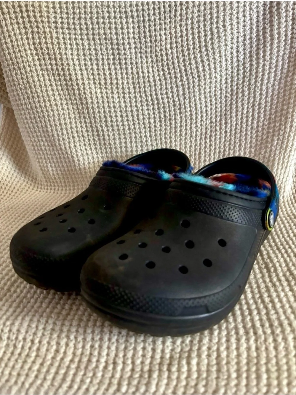 Crocs Kids 4 Black Lined Clogs – Rainbow Fuzzy Interior - Picture 2 of 11